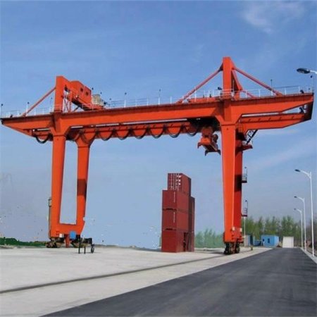 集裝箱龍門吊可配置多種吊具，以適應(yīng)生產(chǎn)需求！
