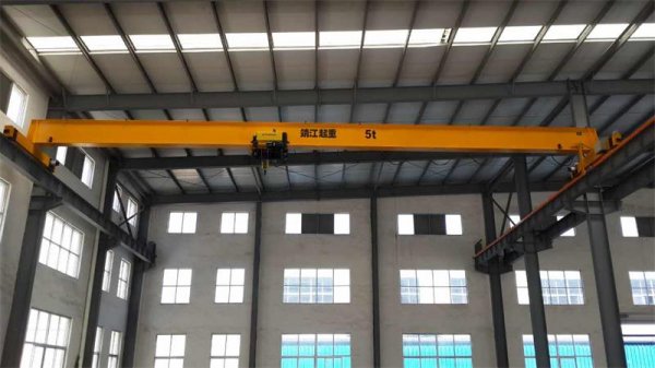 哪些類型的起重機(jī)適合于小空間的吊運(yùn)使用？