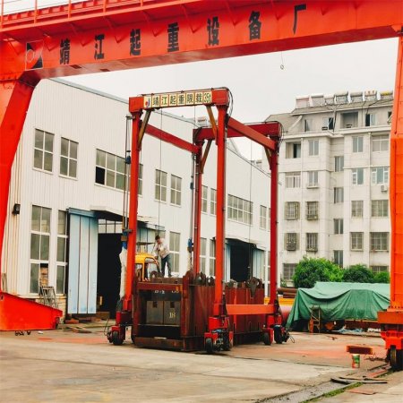 集裝箱跨運(yùn)車的結(jié)構(gòu)及其廣泛應(yīng)用